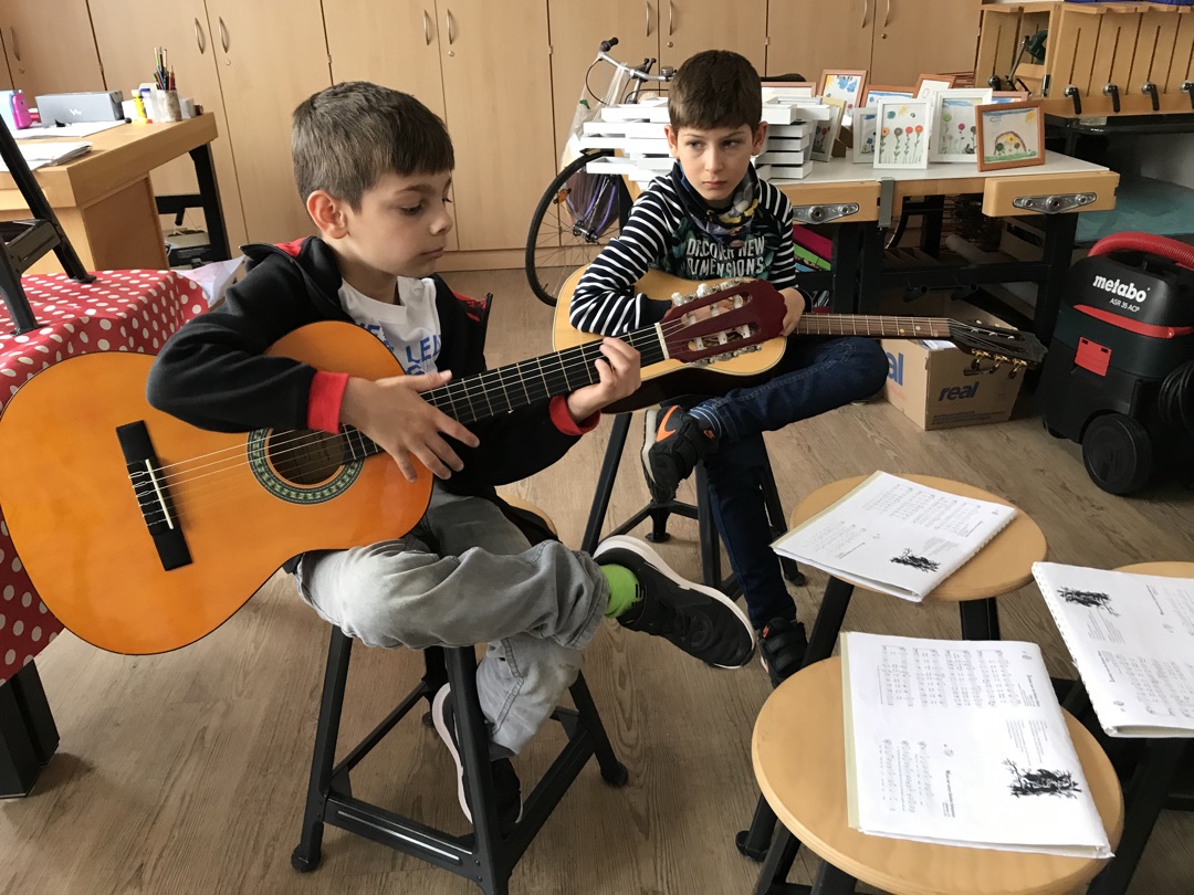 Gitarren-AG mit Herr Bienlein - Adventistische Grundschule in Nürnberg ...